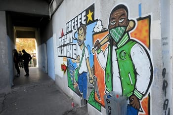 Graffiti coloré représentant deux jeunes hommes avec masques dans une rue de Marseille.