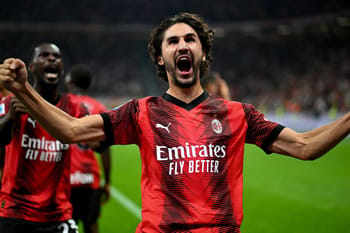 Joueur d'AC Milan célébrant une victoire sur le terrain.