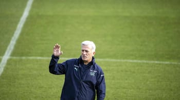 Vladimir Petkovic saluant lors d'un entraînement de l'équipe d'Algérie.