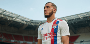 Rayan Cherki et Saïd Benrahma lors d'un échange sur le football.