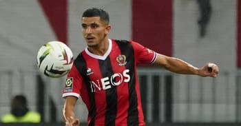 Youcef Atal en action avec le maillot de l'OGC Nice.