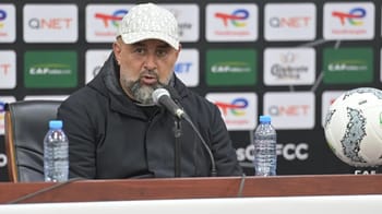 Abdelhak Benchikha parle lors d'une conférence de presse.