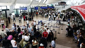 Foule de passagers à l'aéroport d'Alger en attente de contrôle.