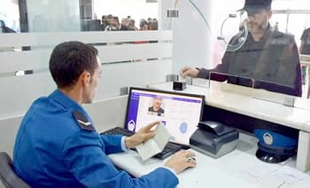 Agent de sécurité vérifiant un passager avec un faux passeport.