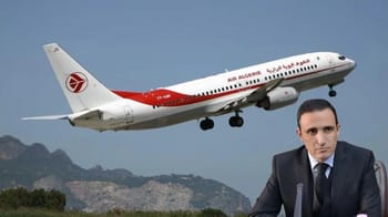 Avion Air Algérie en vol avec un homme en costume en premier plan.