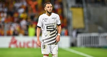 Amine Gouiri portant le maillot du Fennec sur le terrain.