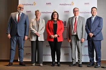 Cinq dirigeants lors du lancement du médicament AstraZeneca en Algérie.