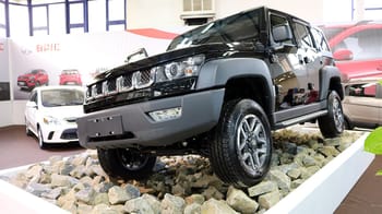 Véhicule tout-terrain noir exposé au showroom Maghrebactu à Alger.