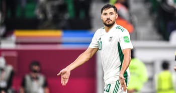 Youcef Belaili, joueur algérien, en pleine action sur le terrain.