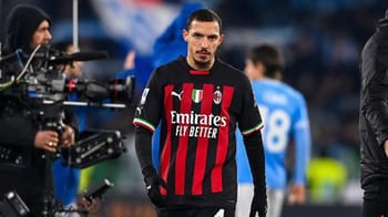 Joueur de football en maillot AC Milan lors d'un match de l'Europa League.