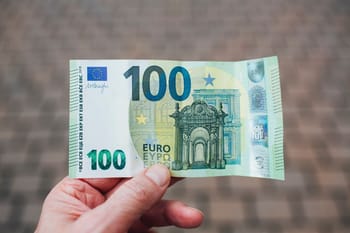 Billet de 100 euros, monnaie européenne, en main.
