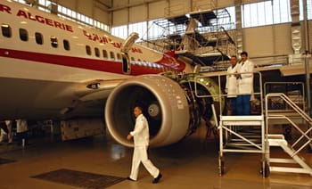 Techniciens en maintenance aéronautique inspectant un avion Air Algérie.