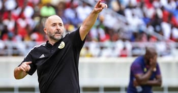Djamel Belmadi entraîneur de football en action sur le terrain.