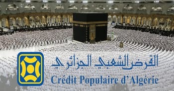 Image du Crédit Populaire d'Algérie avec la Kaaba en arrière-plan.