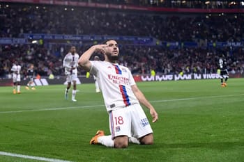 Rayan Cherki en train de célébrer un but lors d'un match de football.