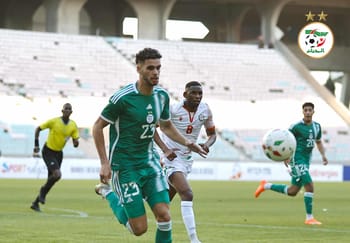 Joueurs de football en action lors d'un match international.