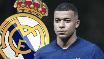 Kylian Mbappé avec le logo du Real Madrid en arrière-plan.