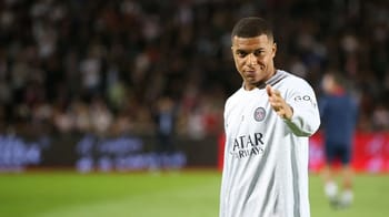 Kylian Mbappé en tenue du PSG lors d'un match.
