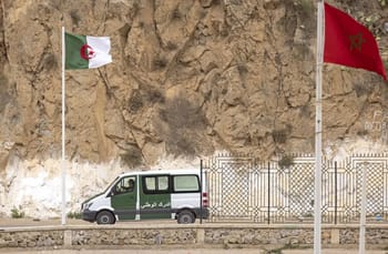 Véhicule militaire algérien avec drapeaux algérien et marocain.