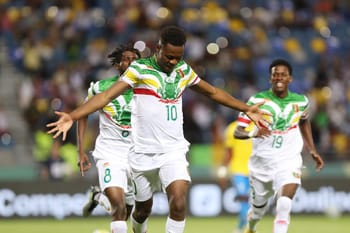 Équipe de football africaine célébrant un but lors des qualifications JO 2024.