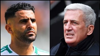 Riyad Mahrez et Vladimir Petkovic lors d'un match de football.