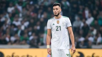 Ramy Bensebaini en action sur le terrain avec le maillot algérien.