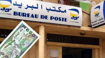 Bureau de poste en Algérie avec logo et panneau d'information.