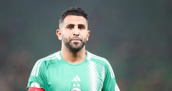Riyad Mahrez en maillot vert lors d'un match de football.
