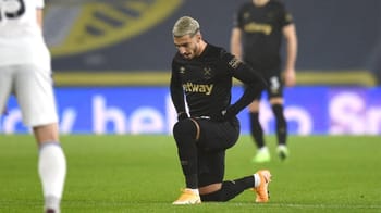 Saïd Benrahma blessé, genou au sol lors d'un match de football.