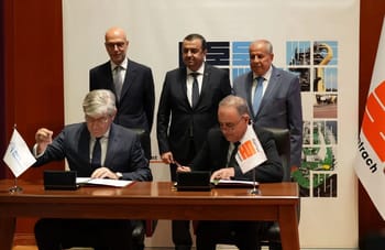Hommes d'affaires signant un accord lors d'une cérémonie officielle.
