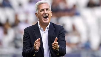 Vladimir Petkovic encourageant lors d'un match de football.