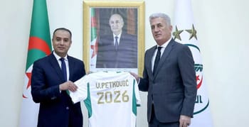 Vladimir Petkovic signe avec la FAF lors d'une cérémonie officielle.