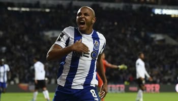 Yacine Brahimi célèbre un but avec le FC Porto sur le terrain.