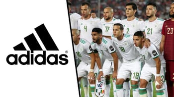 Les joueurs de l'équipe d'Algérie posent avant un match.