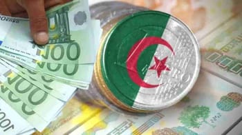 Main tenant des billets de banque en euros et en dinars algériens.