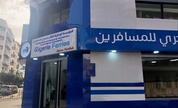 Bâtiment d'agence d'Algérie Ferries avec logo et signalétique.
