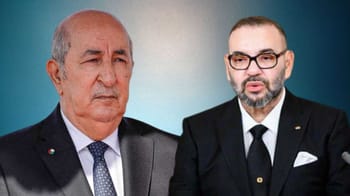 Deux hommes en discussion lors d'un débat politique.