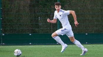 Jeune athlète en pleine course sur le terrain de football.