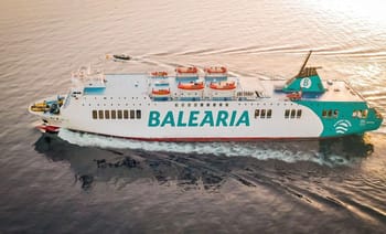 Ferry Baleària naviguant en mer au coucher du soleil.