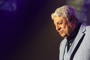 Enrico Macias lors d'un concert à Zinga Zanga, Béziers.