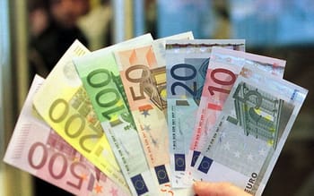 Gros plan sur des billets d'euros de différentes denominations.