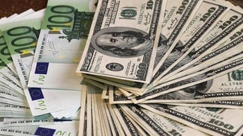 Billets de dollars et d'euros, taux de change en Algérie.