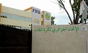 Panneau de protestation contre la CAF en Algérie avec logos FIFA et CAF.