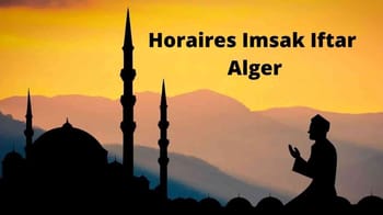 Silhouette d'un homme en prière avec mosquée au coucher du soleil.