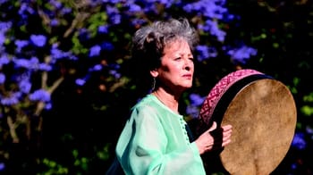 Houria Aïchi jouant du tambour berbère lors d'un concert à Lyon.