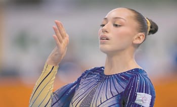 Kaylia Nemour en pleine performance de gymnastique artistique.