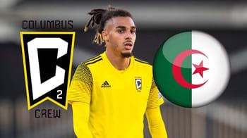 Mohamed Farsi en maillot jaune avec drapeau Algérie en arrière-plan.