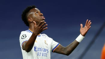 Vinicius Junior célèbre un but lors d'un match de football en pleine nuit.