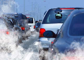 Forte pollution de l'air causée par la circulation automobile dense.