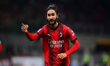 Yacine Adli portant le maillot de l'AC Milan lors d'un match de football.